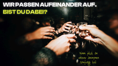 Mit gefüllten Schnapsgläsern anstoßende Hände.