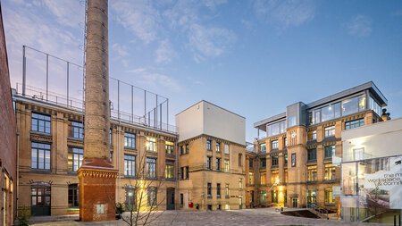Blick auf historische Gebäude und einen Schornstein.