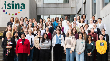 Mehrere Frauen stehen nebeneinander.