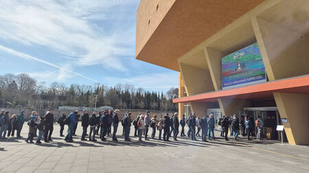 Menschen stehen in einer Reihe