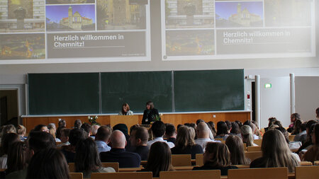 Blick in einen gut gefüllten Hörsaal.