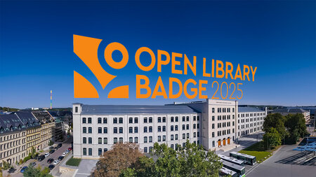 Schriftzug über einem großen Bibliotheksgebäude.