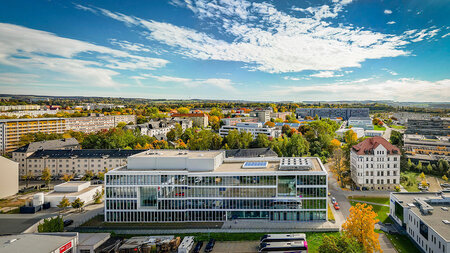 Blick auf ein großes Forschungsgebäude aus der Vogelperspektive.