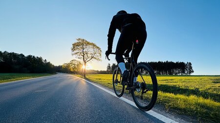 Ein Mann fährt auf einem Fahrrad.