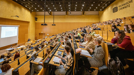 Blick in einen vollbesetzten Hörsaal.