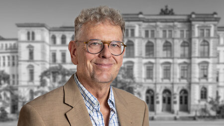 Mann steht als Portrait