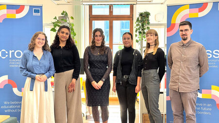 5 Frauen und 1 Mann stehen nebeneinander