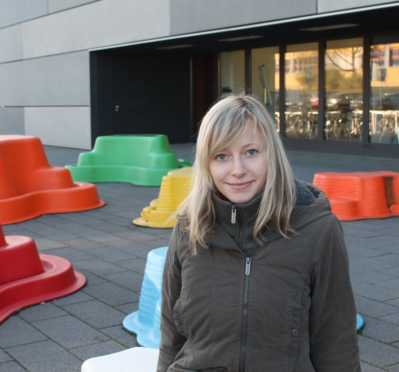 Portraitfoto Carolin Hübner vor Physikgebäude