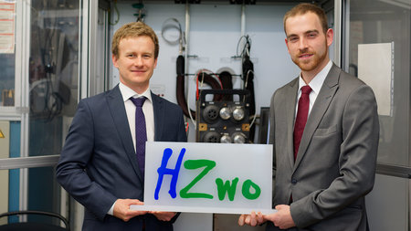 Philipp Rathke (l.) and Felix Bemme work together in the “ISELKO HZwo:SYS” project.
