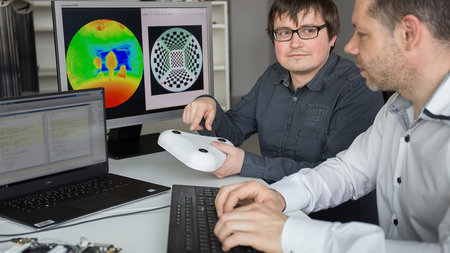 Markus Heß und Dr. Michel Findeisen (v.l.) arbeiten an einem Test des neuen 3D-Sensors.