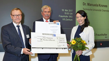 Dr. Manuela Krones (rechts im Bild) erhält den Förderpreis.