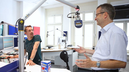 Picture of Mario Steinebach and a radio host during an interview