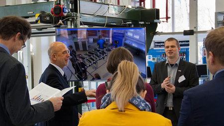 Prof. Dr. Egon Müller (l.) und sein Mitarbeiter Frank Börner erklären die digitale Fabrik.
