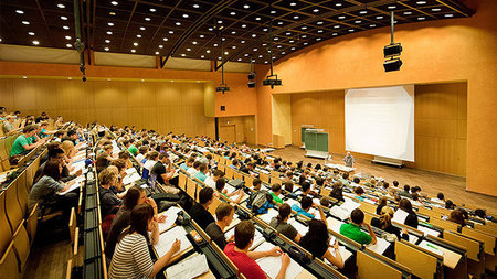 picture of a lecture hall with a lot of students