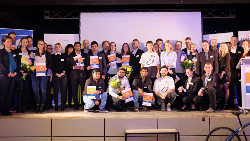 Gruppenfoto mit Finalisten, Live-Jury und Laudatoren. 