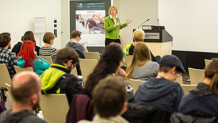 Prof. Dr. Susanne Maaß spricht vor einigen Zuhörern