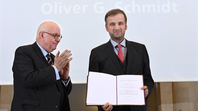 DFG-Präsident Prof. Strohschneider übergibt den Leibniz-Preis an Prof. Schmidt.