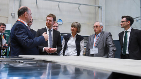 Ministerpräsident Michael Kretschmer und Vertreter der TU Chemnitz und der Stadt beim Rundgang