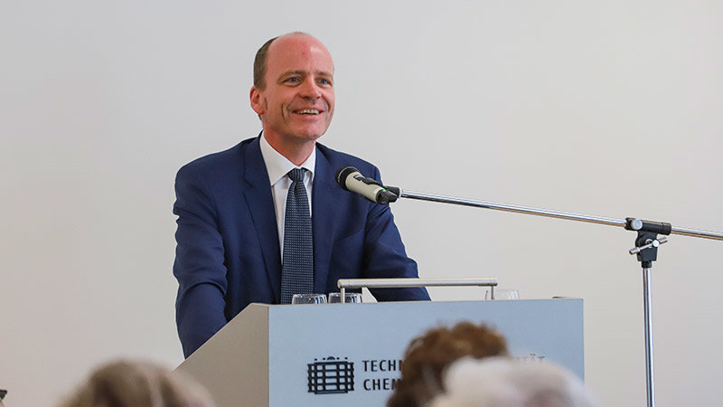 Finanzminister Dr. Matthias Haß steht am Rednerpult