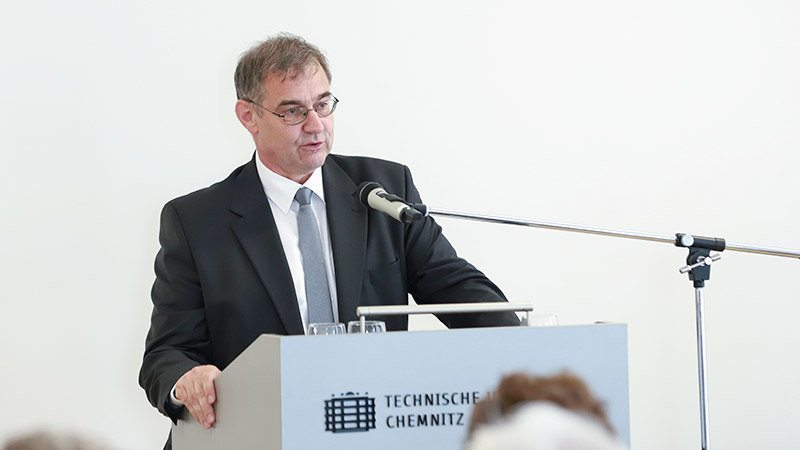 Prof. Dr. Uwe Götze steht am Rednerpult