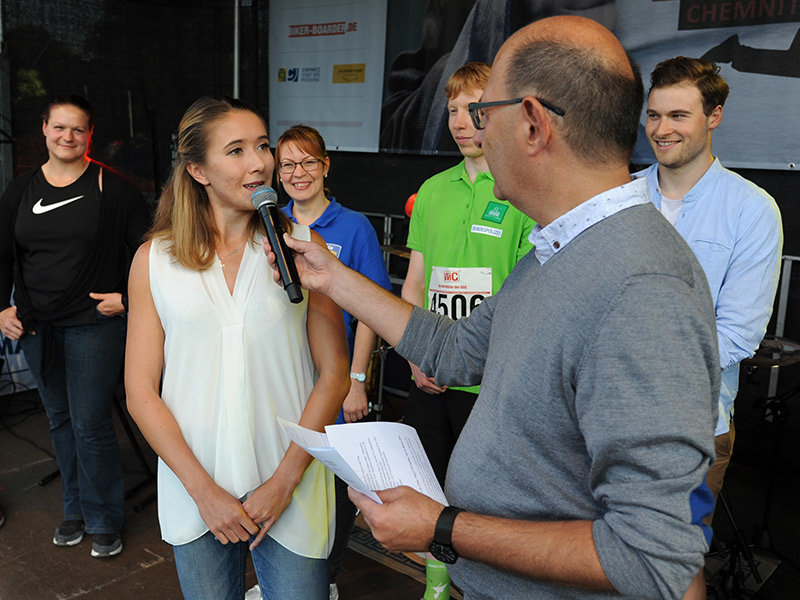 Rebecca Haase wird interviewt.