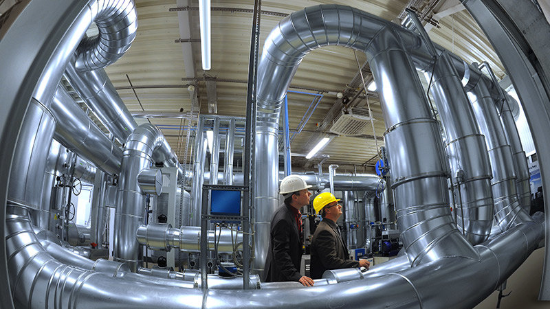 Zwei Forscher arbeiten in der Steuerzentrale des Großkältespeichers Chemnitz.