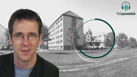 Mann mit Brille, im Hintergrund Uni-Gebäude am Thüringer Weg.