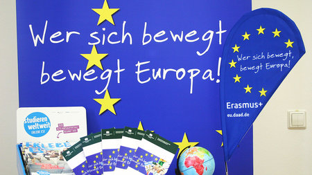 Banner with the german words "Wer sich bewegt, bewegt Europa".