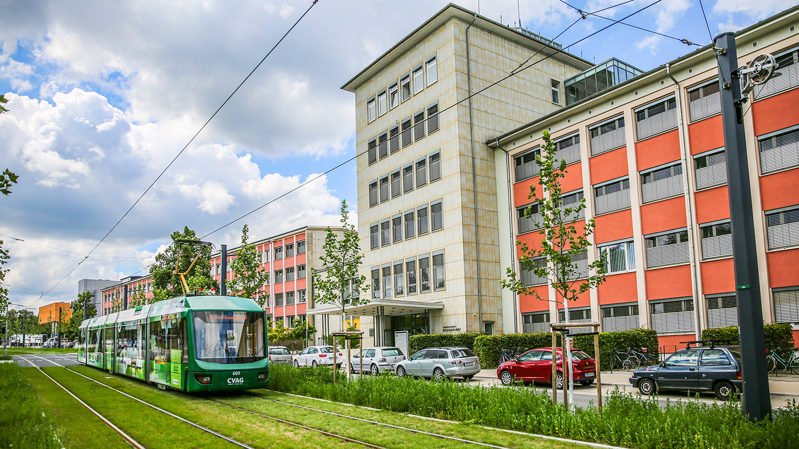 Straßenbahn fährt vor dem Rühlmann-Bau der TU Chemnitz