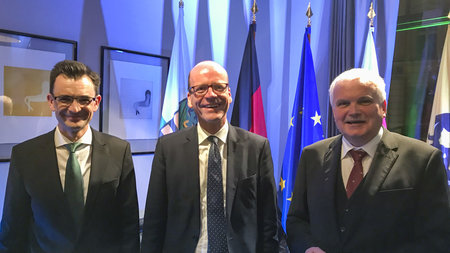 Drei Männer stehen nebeneinander