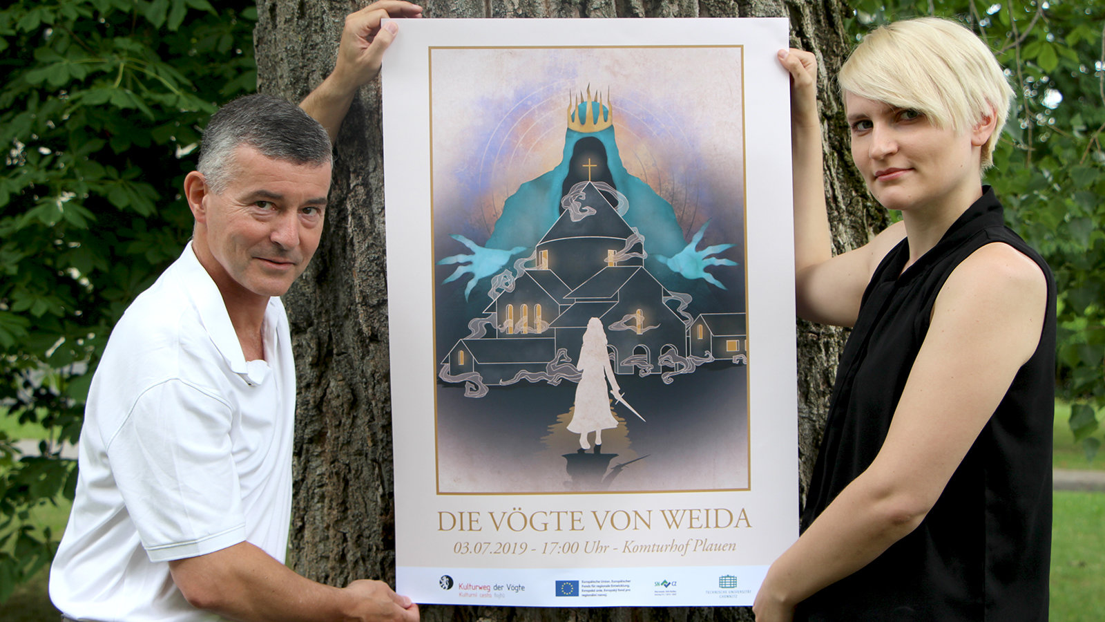  Prof. Fasbender und Luca Kirchberger halten Plakat "Die Vögte von Weida"