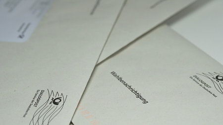 A few letters saying "Wahlbenachrichtung" on the envelope.