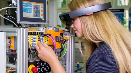 Women uses VR glasses in the lab