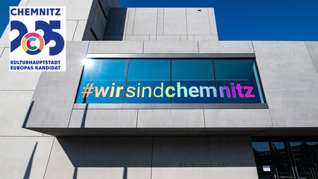 A window from Weinhold-Bau schows the slogan #wirsindchemnitz.