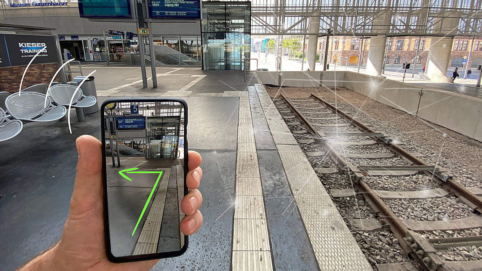Ein Smartphone mit einem Foto von einem Bahnsteig.