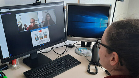 Eine Frau hat einen Videokonferenz mit zwei jüngeren Frauen.