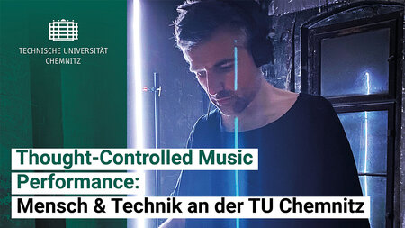 Ein Mann mittleren Alters mit Armprothese bedient ein Mischpult. 