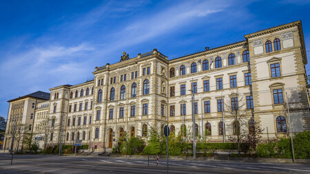 Vorderansicht des historischen Hauptgebäudes der TU Chemnitz
