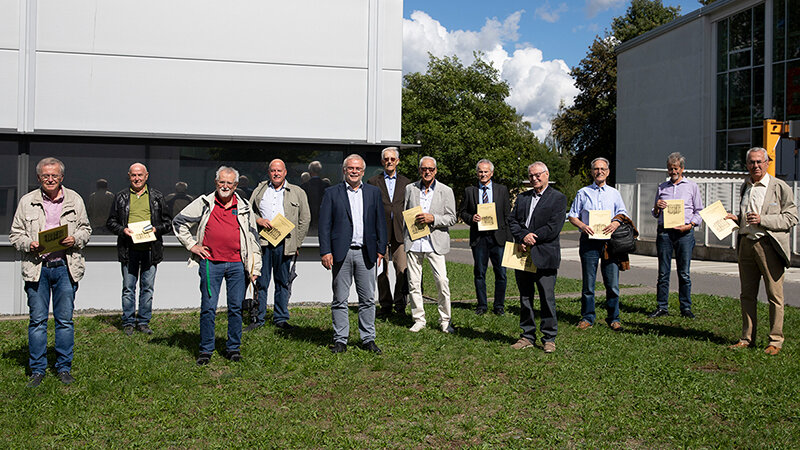 Erinnerungsfoto der Vertreter der Seminargruppe 65/30 mit dem Dekan Prof. Dr. Andreas Schubert