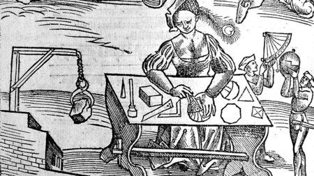 Eine Frau sitzt an einem Tisch, auf dem mathematische Modelle liegen, im Hintergrund arbeiten Männer mit Instrumenten.