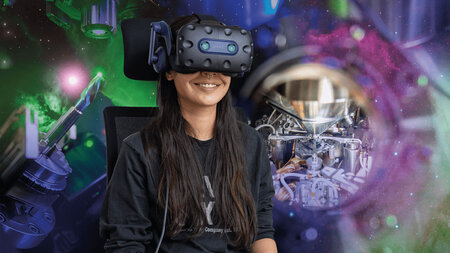 Eine lchelnde junge Frau trgt eine VR-Brille.