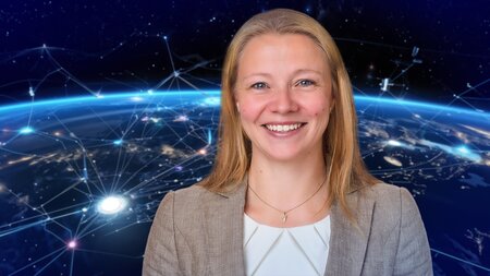 Porträt einer Frau vor einer Weltraumkulisse mit kleine vernetzten Sateliten.