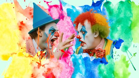 Zwei Clowns schreien sich an.