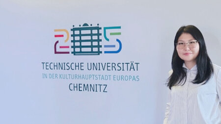 Frau steht vor einer weißen Wand