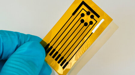 Ein auf eine Folie gedrucktes Bauelement.