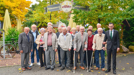Mehrere Personen stehen nebeneinander.
