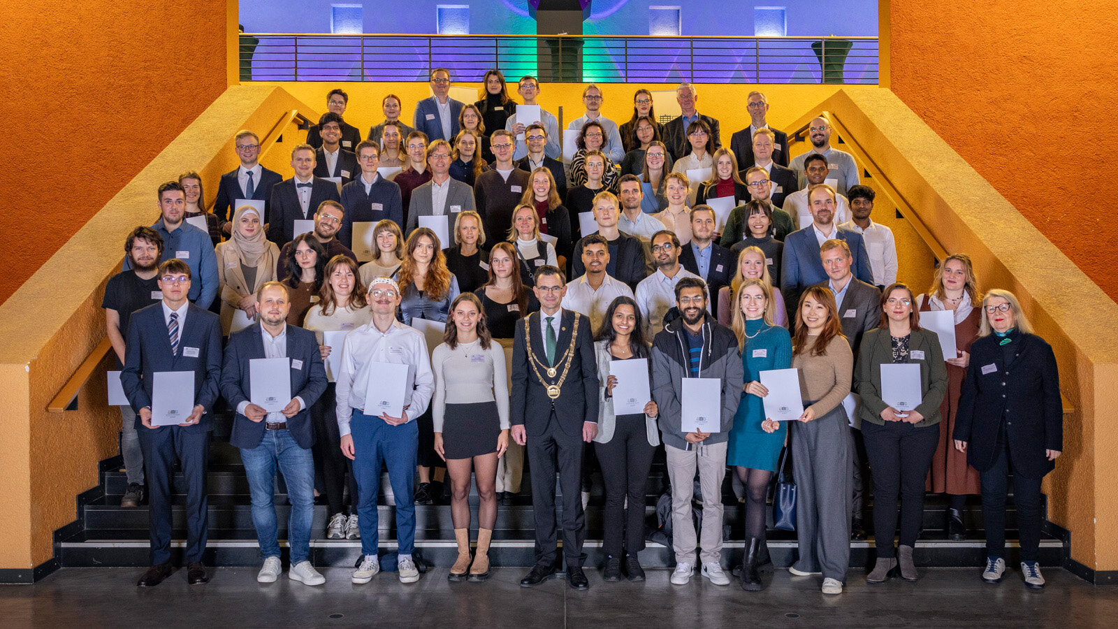 Mehrere Personen stehen auf einer Treppe.