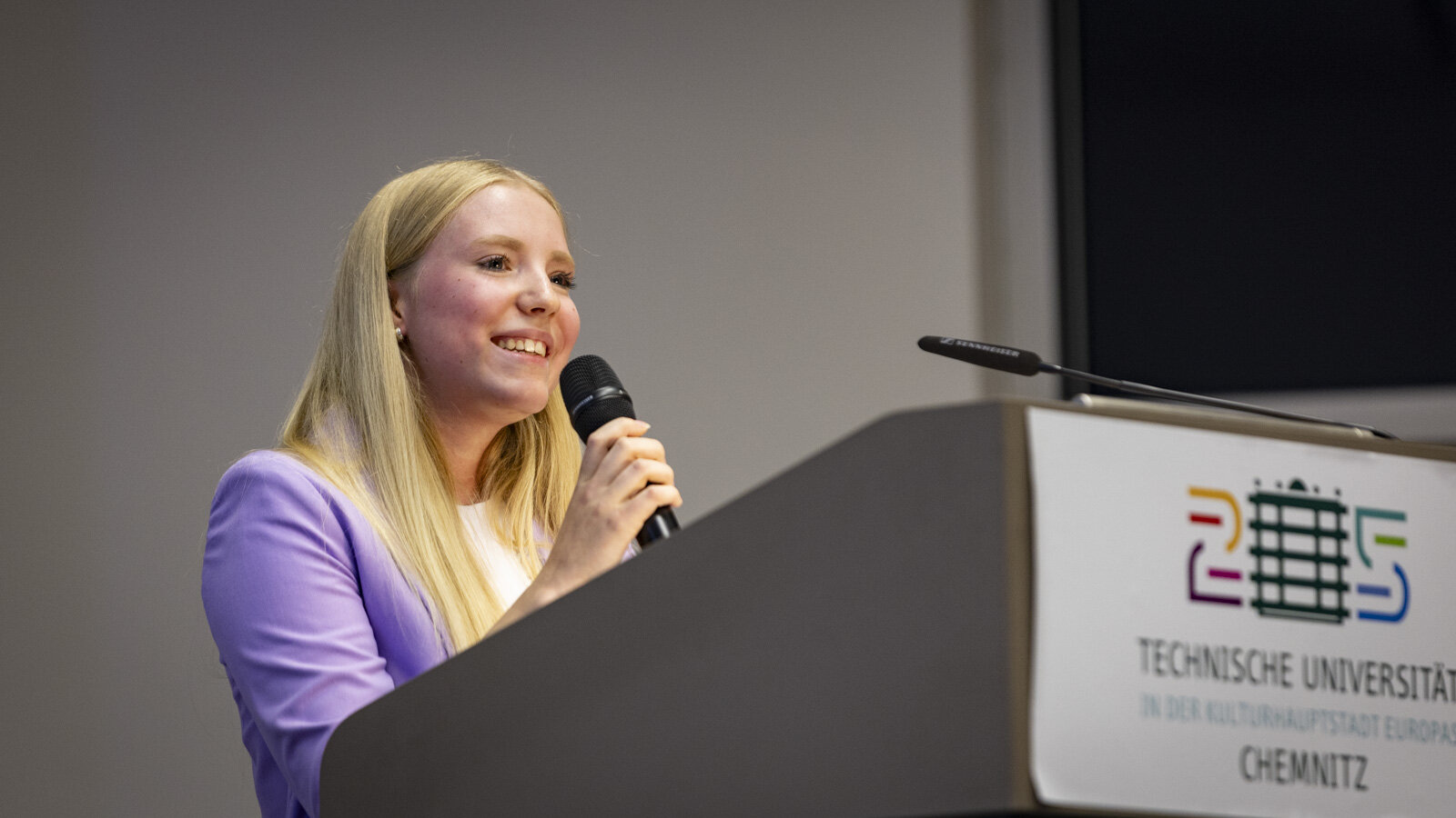 Eine Frau steht am Rednerpult.