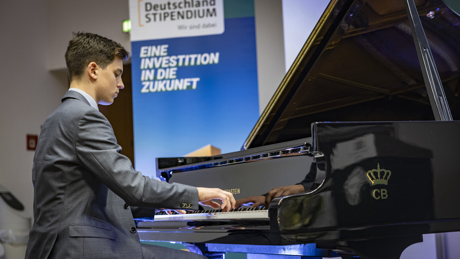 Ein junger Mann sitzt am Klavier.