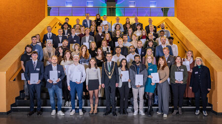 Mehrere Personen stehen auf einer Treppe.